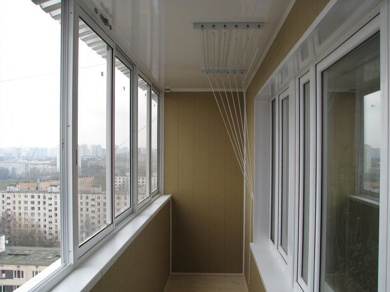 Раздвижные алюминиевые окна на стандартном балконе в Хрущевке